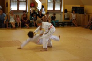 Foto: zwei Jungen im weiß-roten Gürtel beim Zweikampf