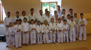 Foto: Kinder, Jugendliche und Erwachsene nach den Gürtelprüfungen (Gruppenfoto)