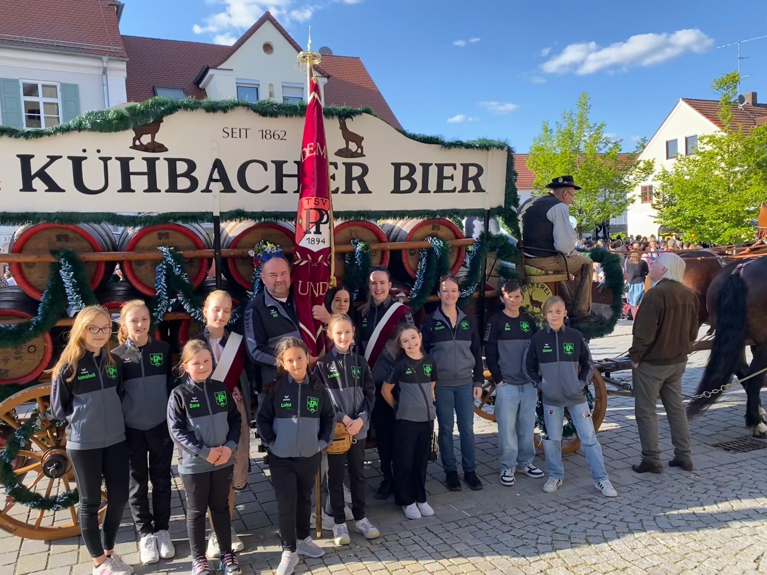 Tischtennisabteilung vor dem Pferdewagen